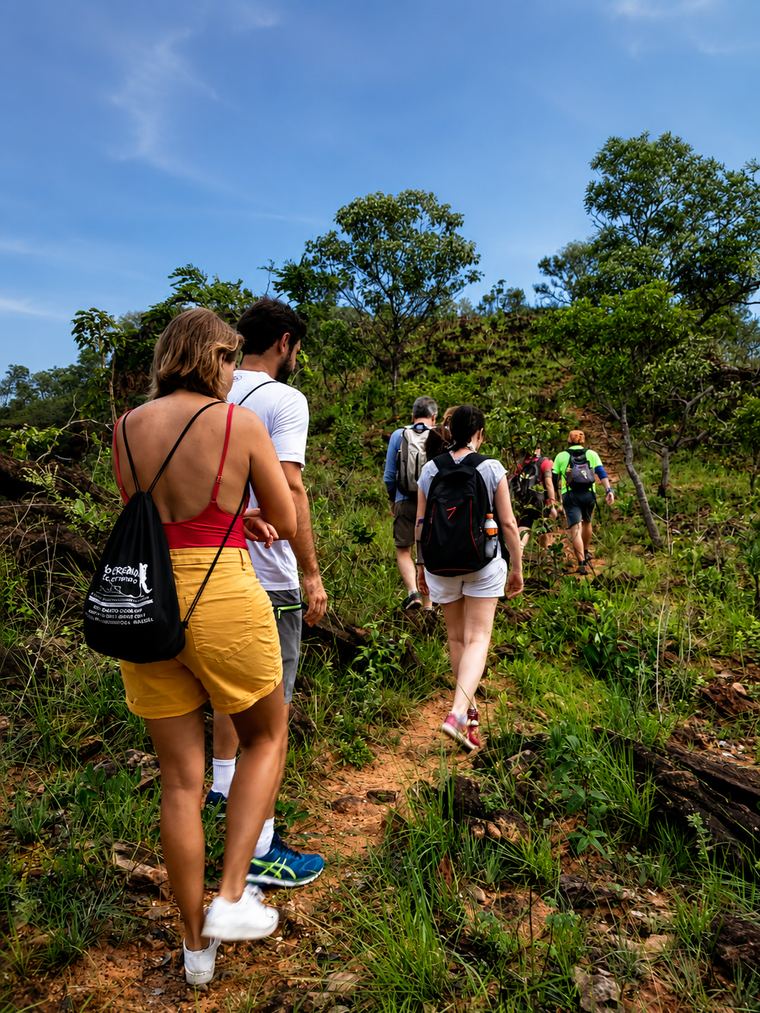 Grupo em trekking pela Trilha Caminhos do Cerrado, na Chapada das Mesas