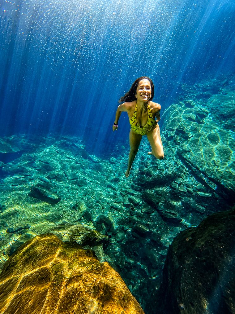 Flutuação em águas cristalinas na Chapada das Mesas