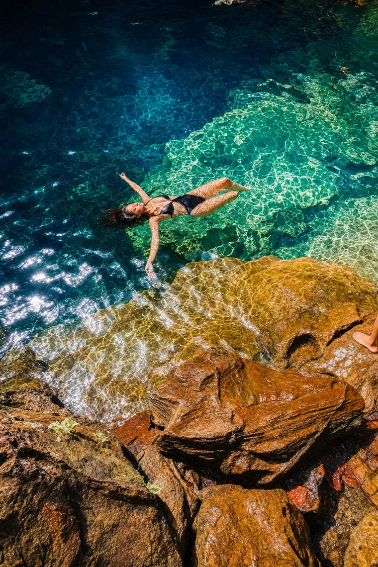 Banho em piscina natural sobre arenito avermelhado