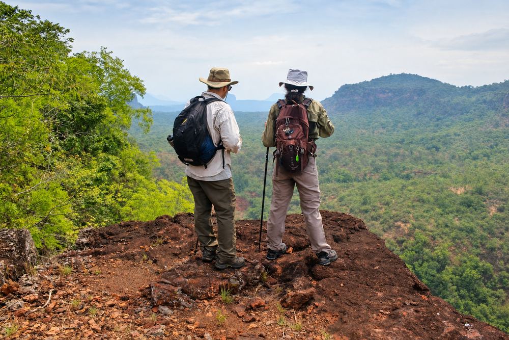 Caminhantes em mirante com as mesas de arenito ao fundo