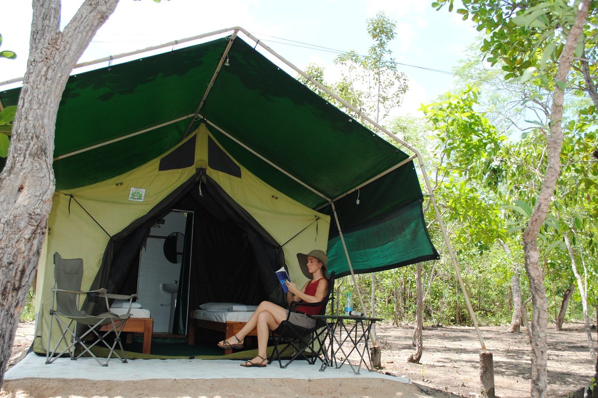 Varanda da tenda africana, com o cerrado em volta