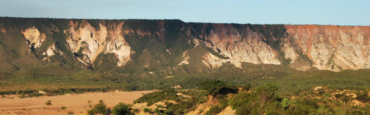 Paredão de chapada sobre o cerrado do Jalapão, no Tocantins