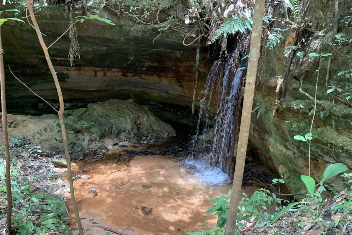 Cascata das Ramas, queda d’água em gruta de arenito nas Serras Gerais do Tocantins