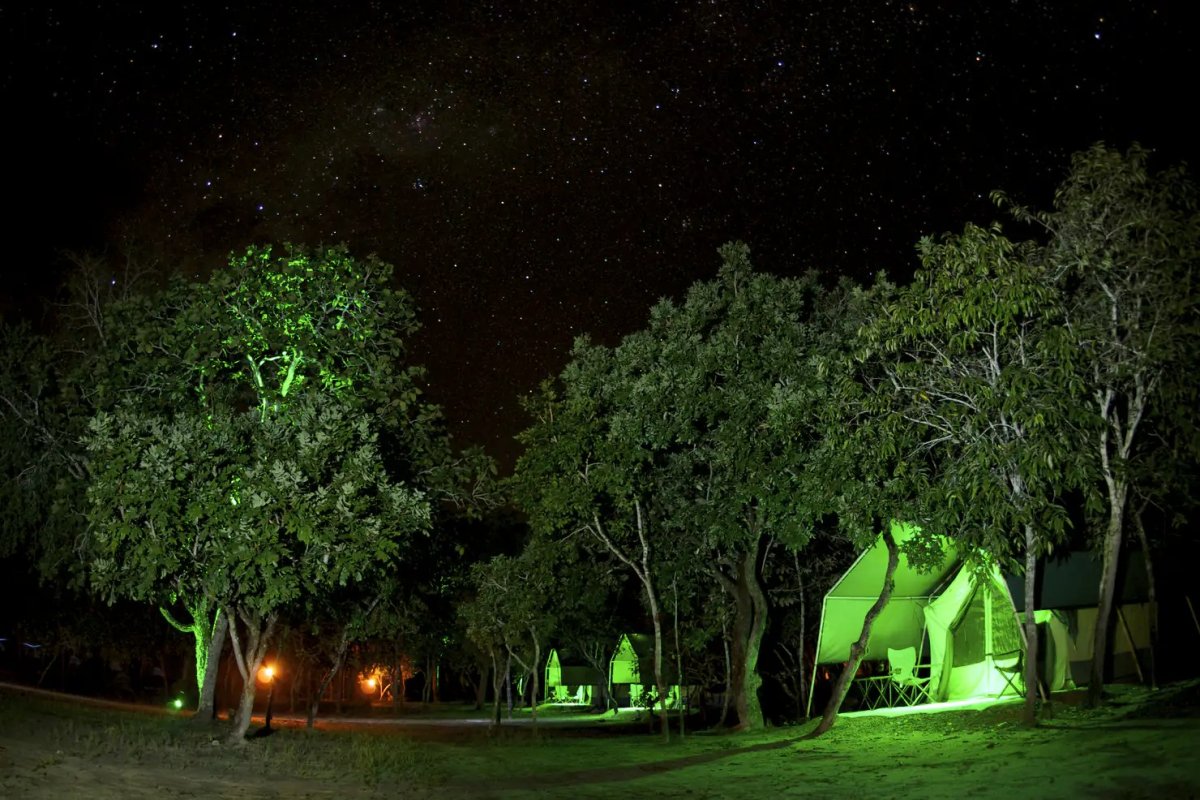 Tendas africanas iluminadas à noite no Safari Camp do Jalapão