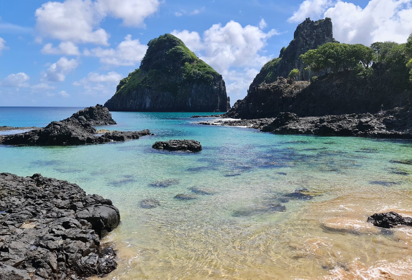 Morro Dois Irm&atilde;os visto das piscinas naturais da costa de Fernando de Noronha