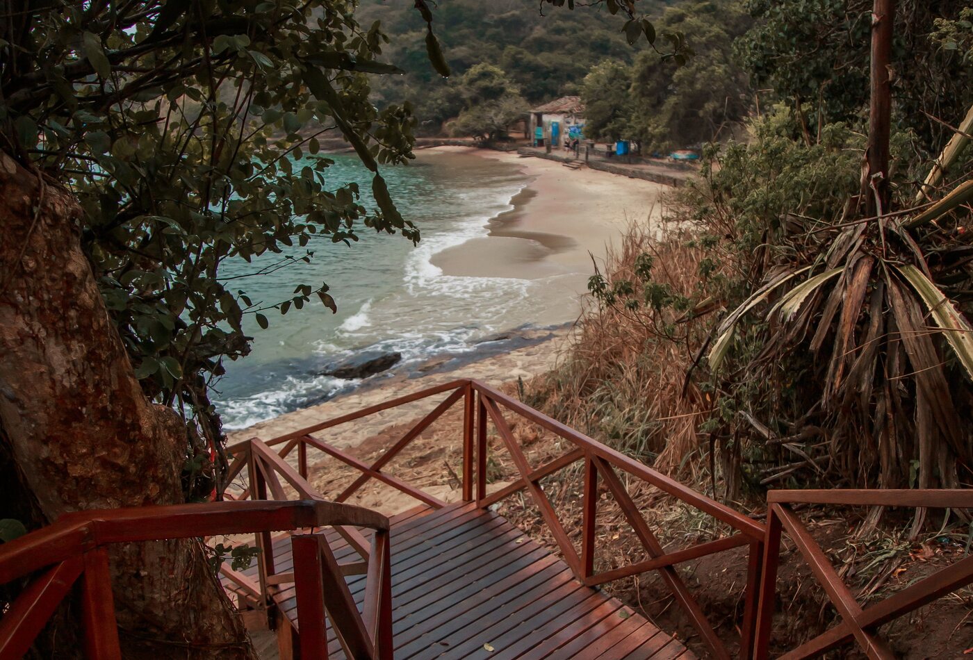 Escadaria de madeira descendo at&eacute; a praia em Fernando de Noronha