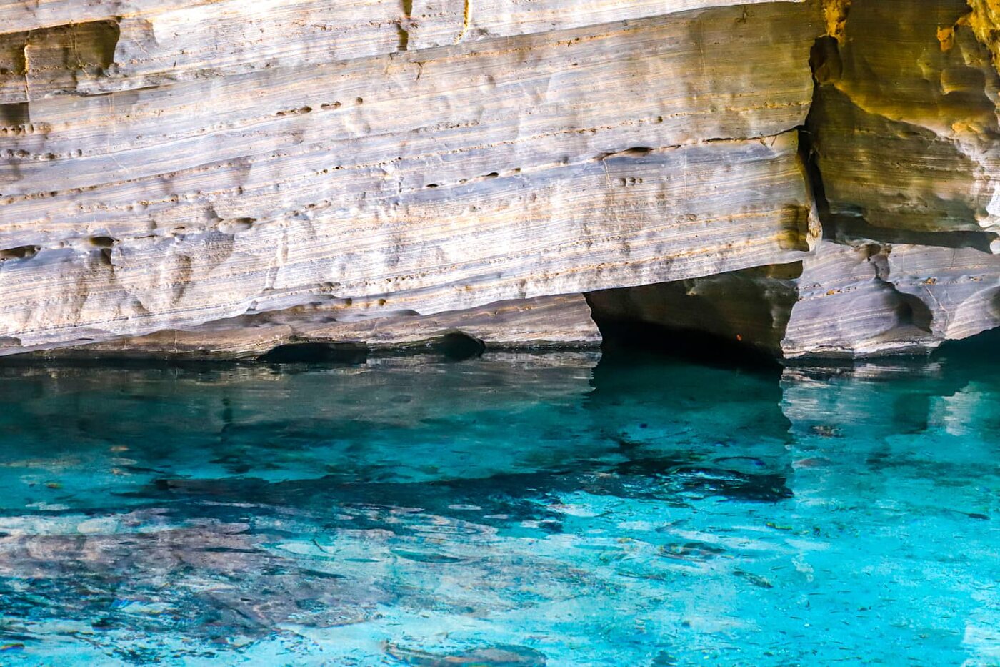 Água azul-turquesa da Gruta da Pratinha, em Iraquara