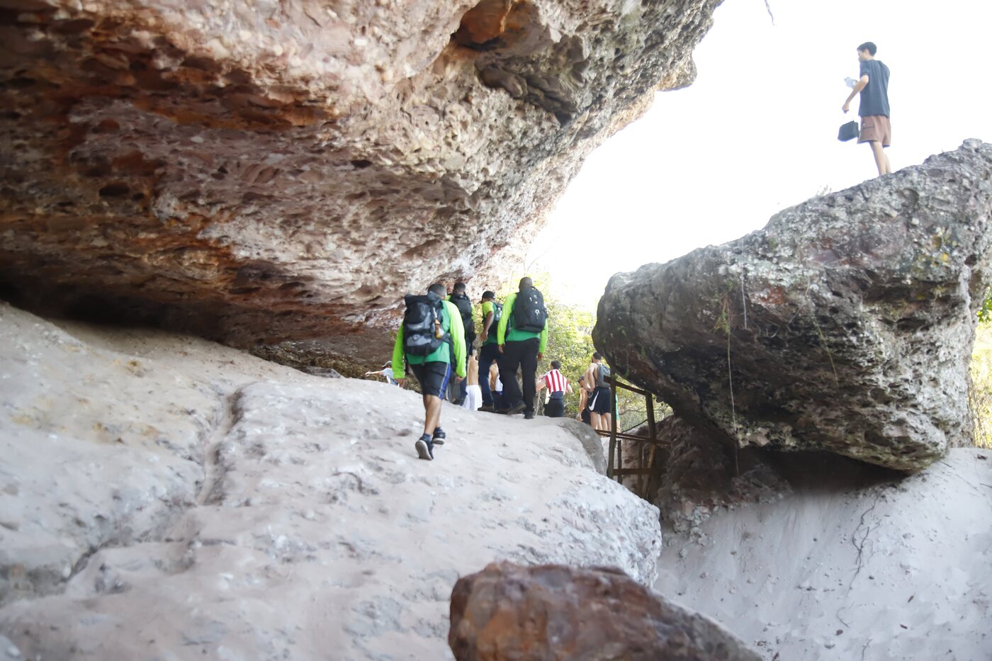 Trilheiros em passagem de rocha na Serra do Sincorá