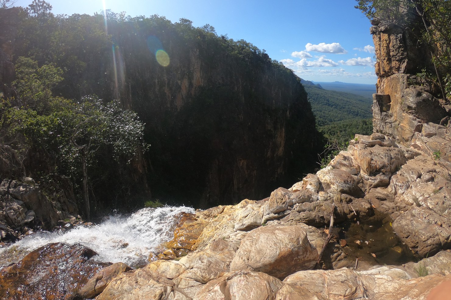 Corredeira sobre lajes de pedra em Águas Lindas, Chapada dos Veadeiros