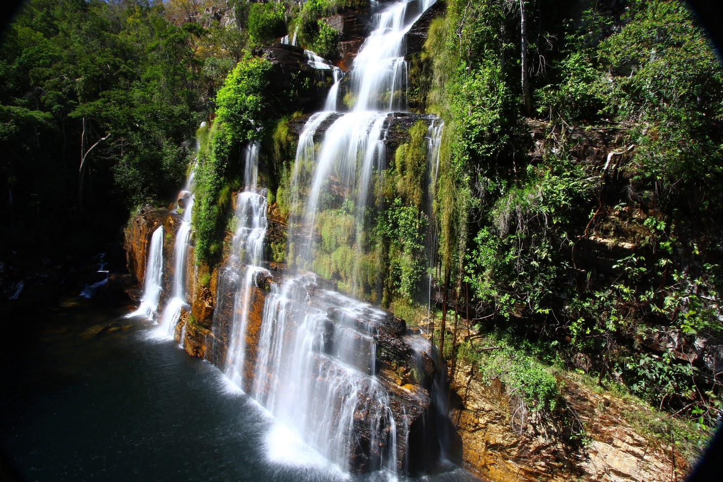 Cachoeira Almécegas caindo entre a mata, na Fazenda São Bento