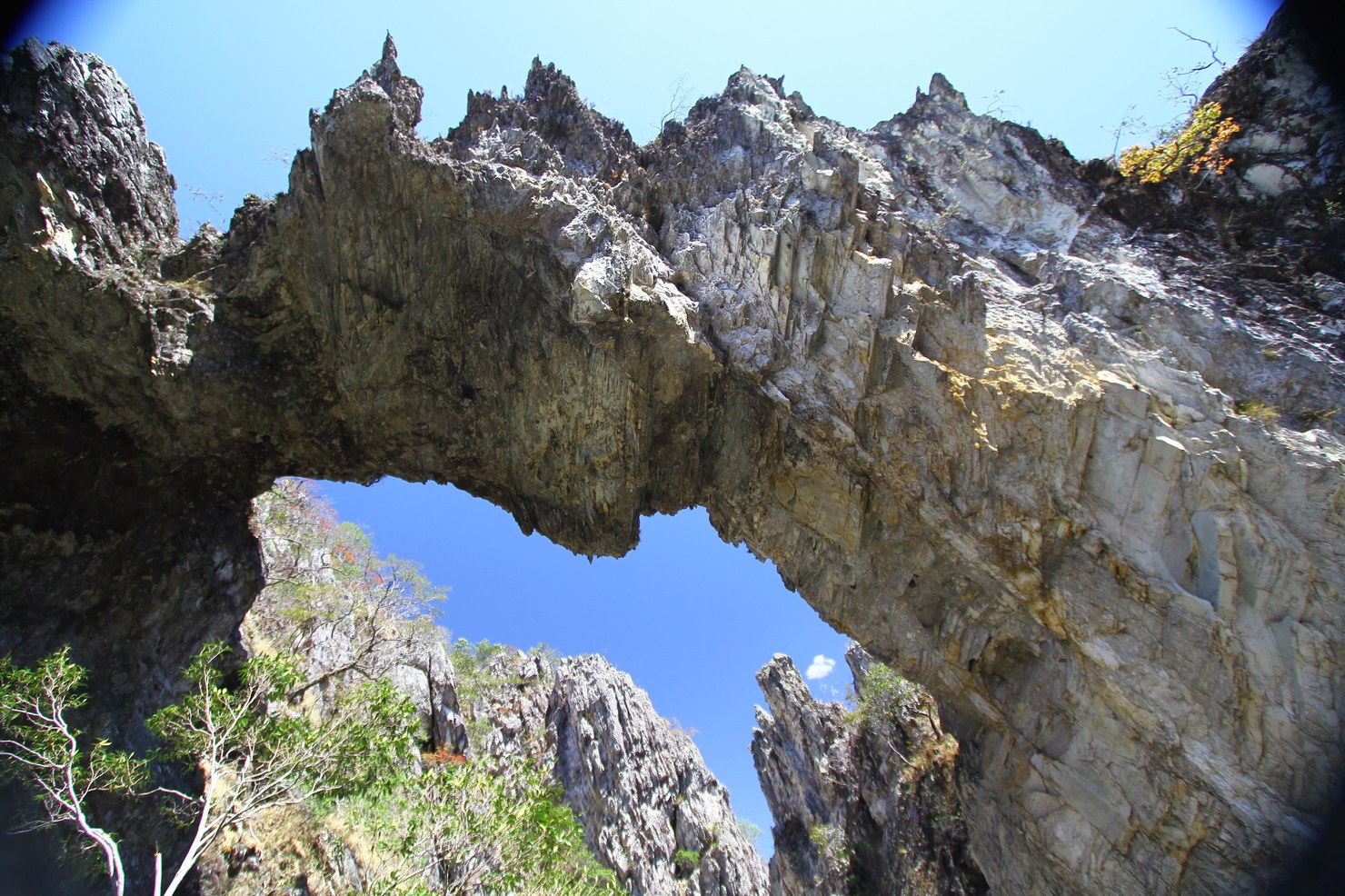 Arco natural de rocha da Ponte de Pedras, na Chapada dos Veadeiros