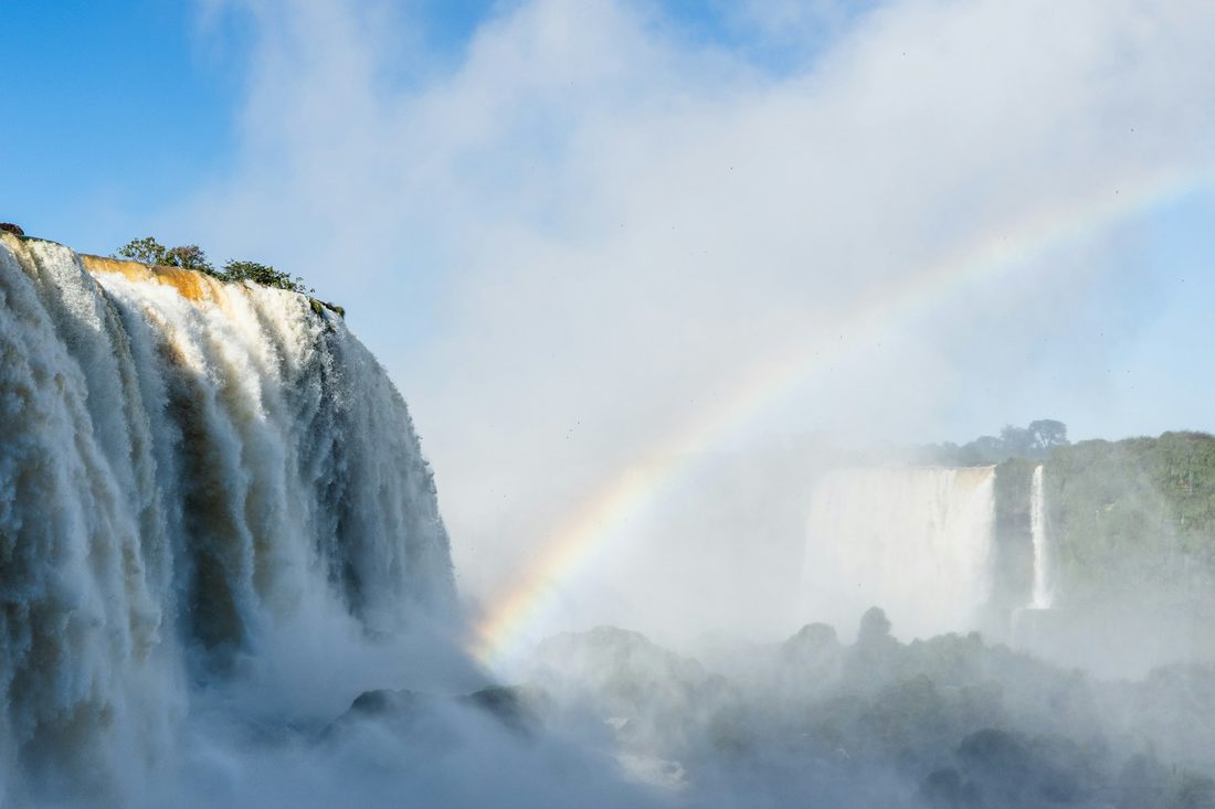 Arco-íris sobre as Cataratas do Iguaçu, no lado brasileiro
