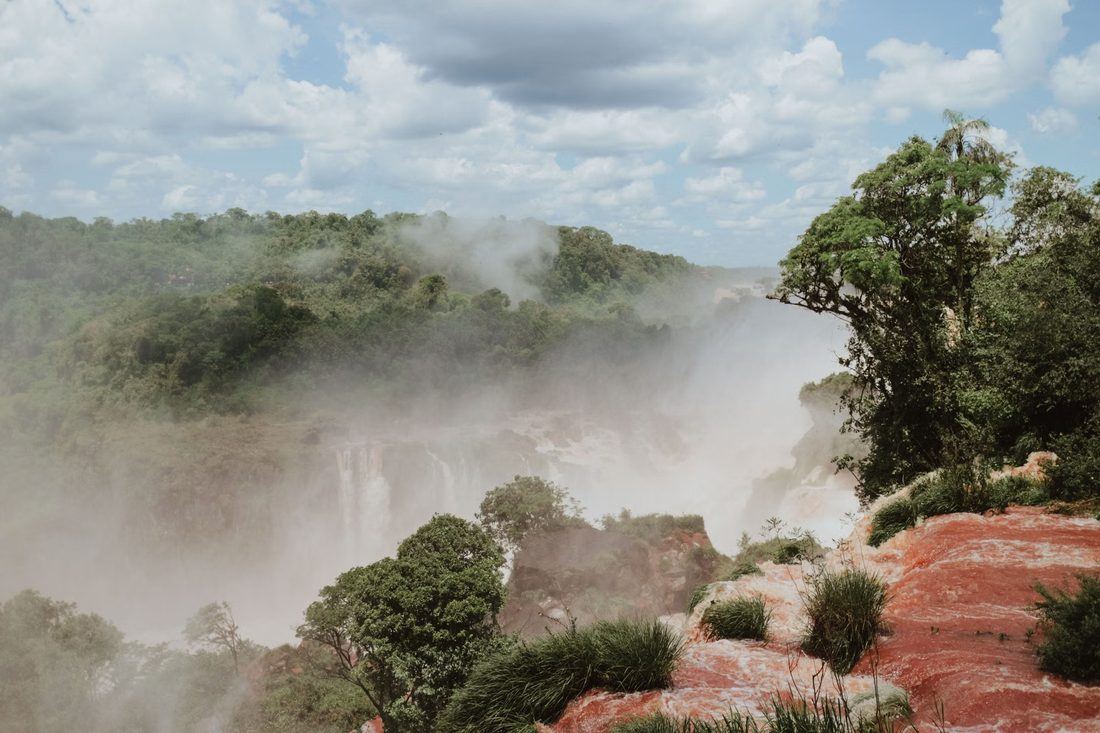 Cataratas do Iguaçu encobertas pela névoa em dia de cheia