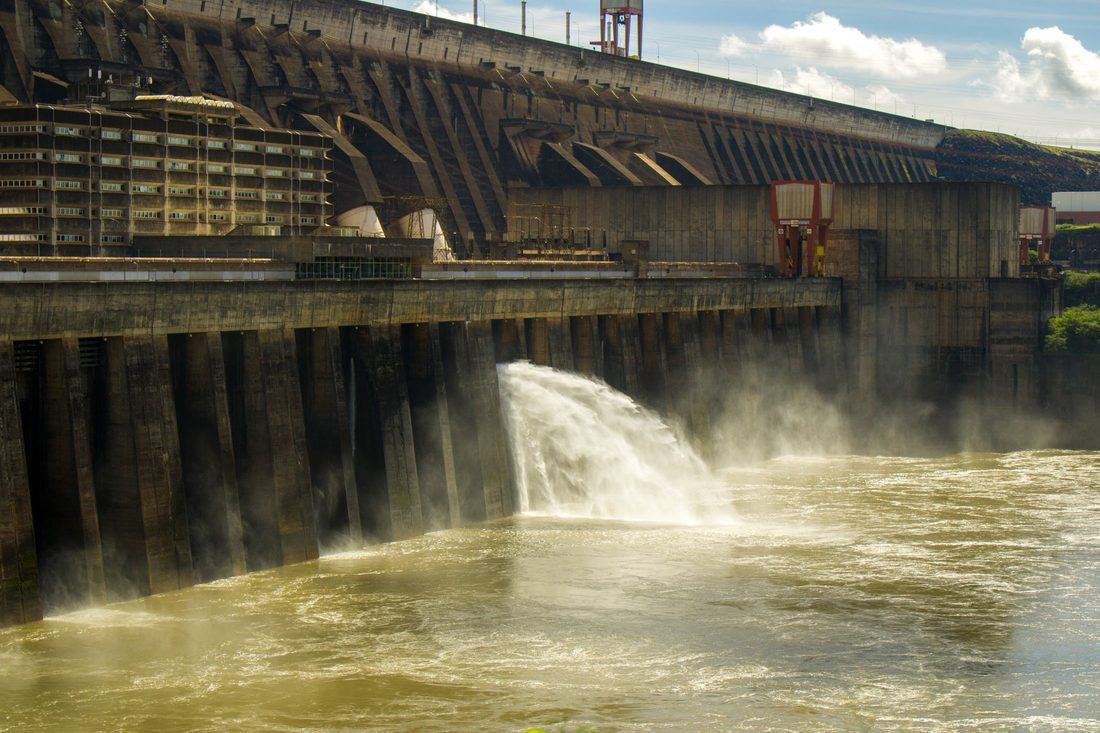 Vertedouro da usina de Itaipu liberando água