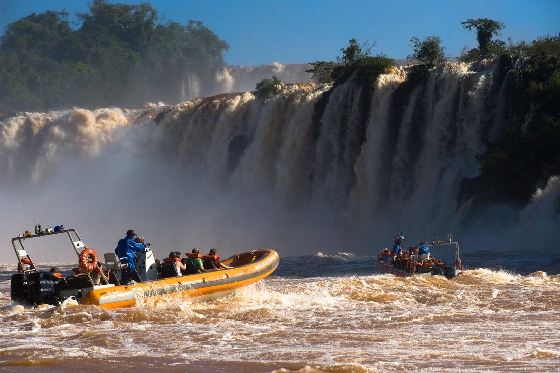 Botes infláveis enfrentando as corredeiras diante das quedas