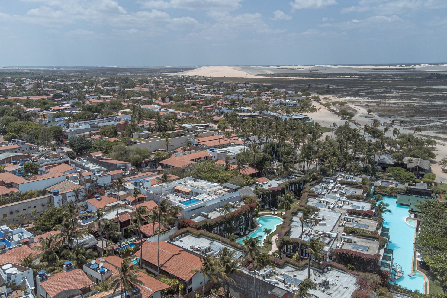 Vista aérea da vila de Jericoacoara entre as dunas e o mar