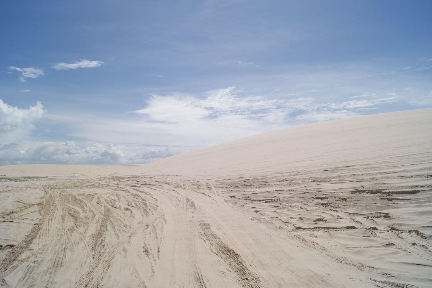 Estrada de areia sobre as dunas no acesso a Jericoacoara, no Ceará