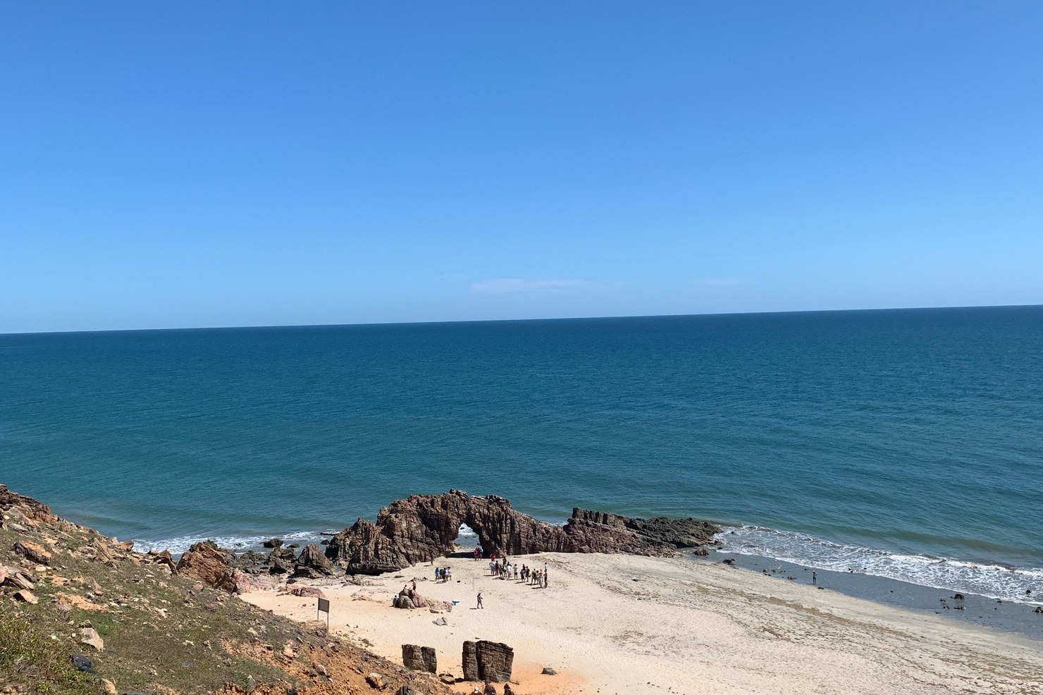 Trilha do serrote com vista da praia, no Parque Nacional de Jericoacoara