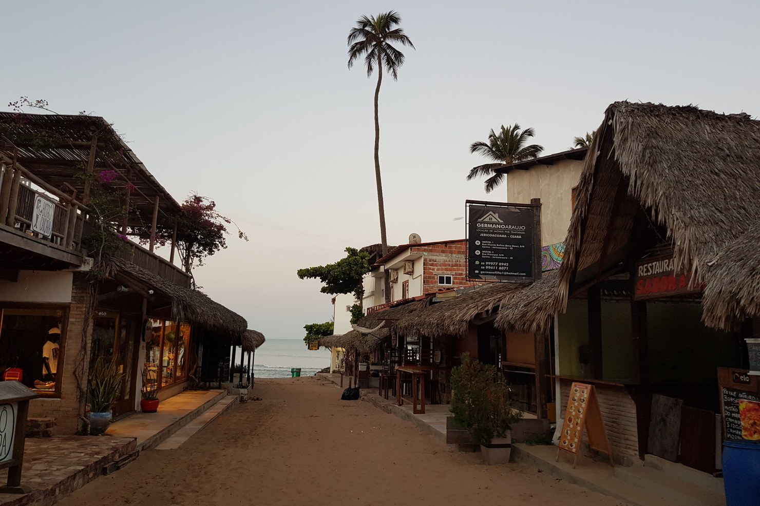 Rua de areia da vila de Jericoacoara ao entardecer