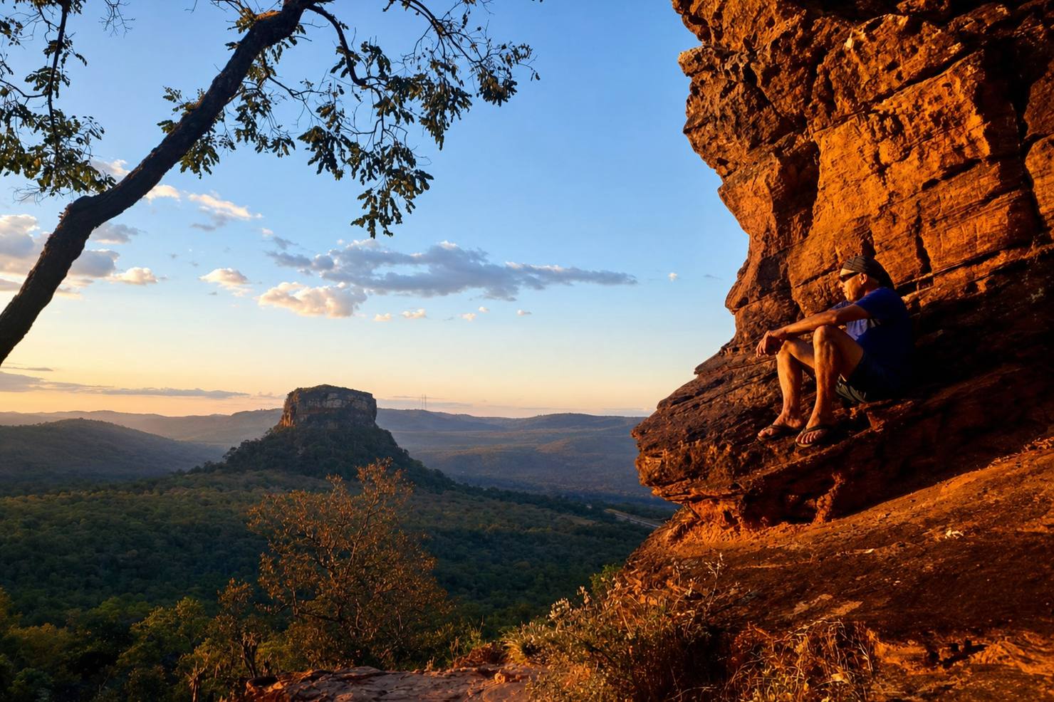 Meseta de arenito de topo plano vista de um mirante rochoso ao entardecer, na Chapada das Mesas