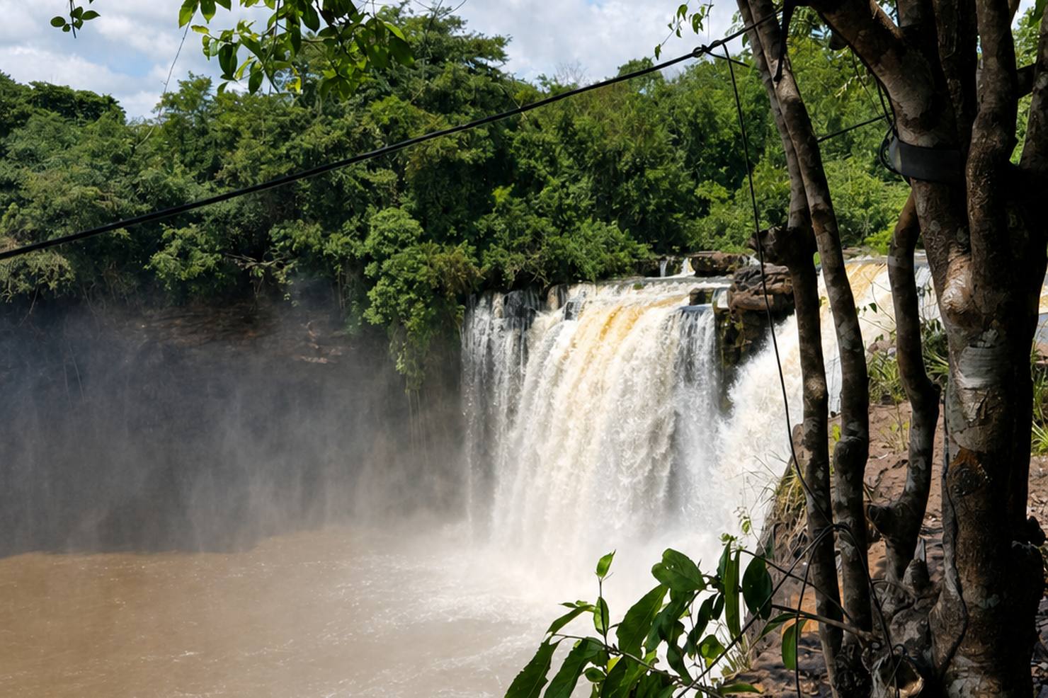 Cachoeira larga e volumosa em paredão de arenito dentro do Parque Nacional da Chapada das Mesas