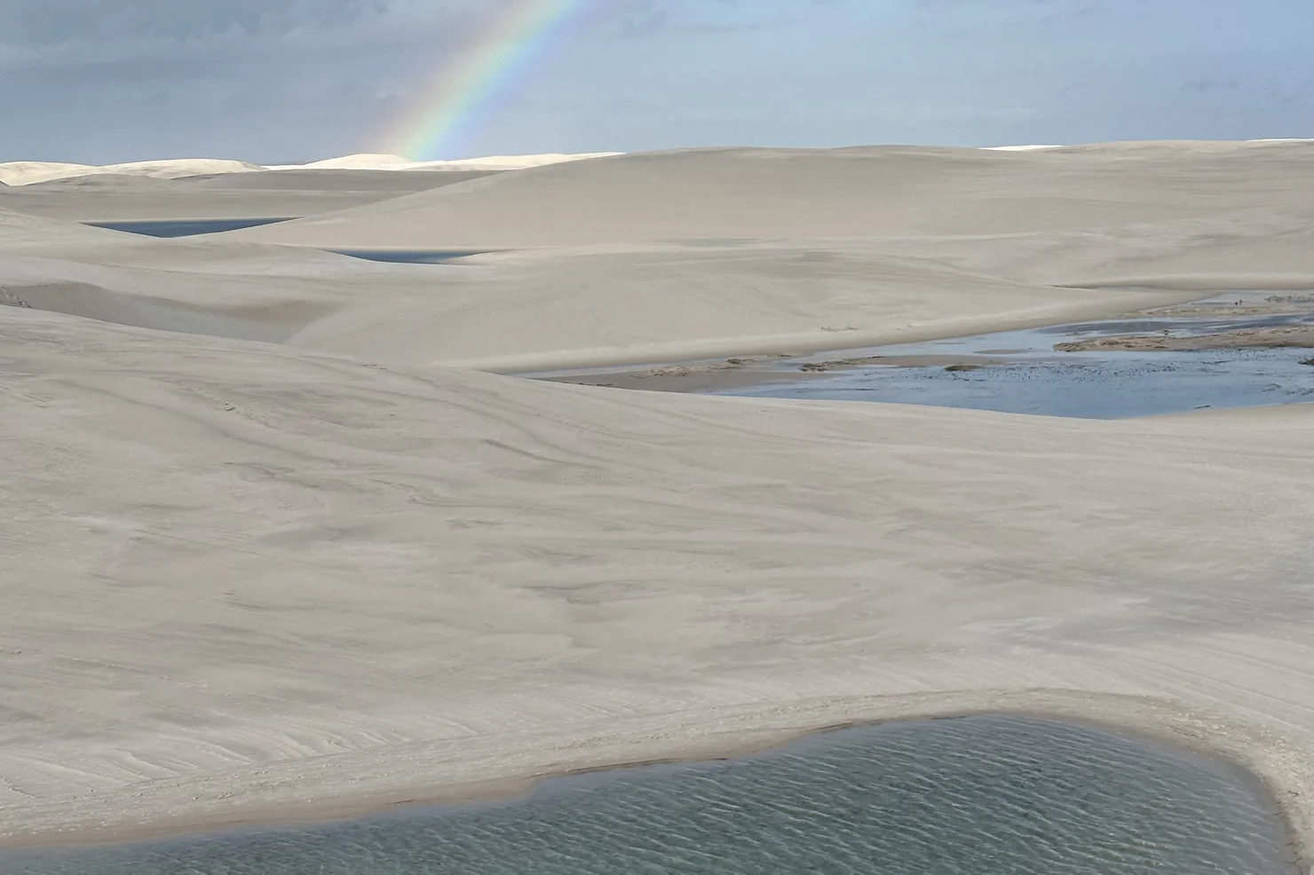 Arco-íris sobre as dunas e lagoas dos Lençóis Maranhenses depois da chuva