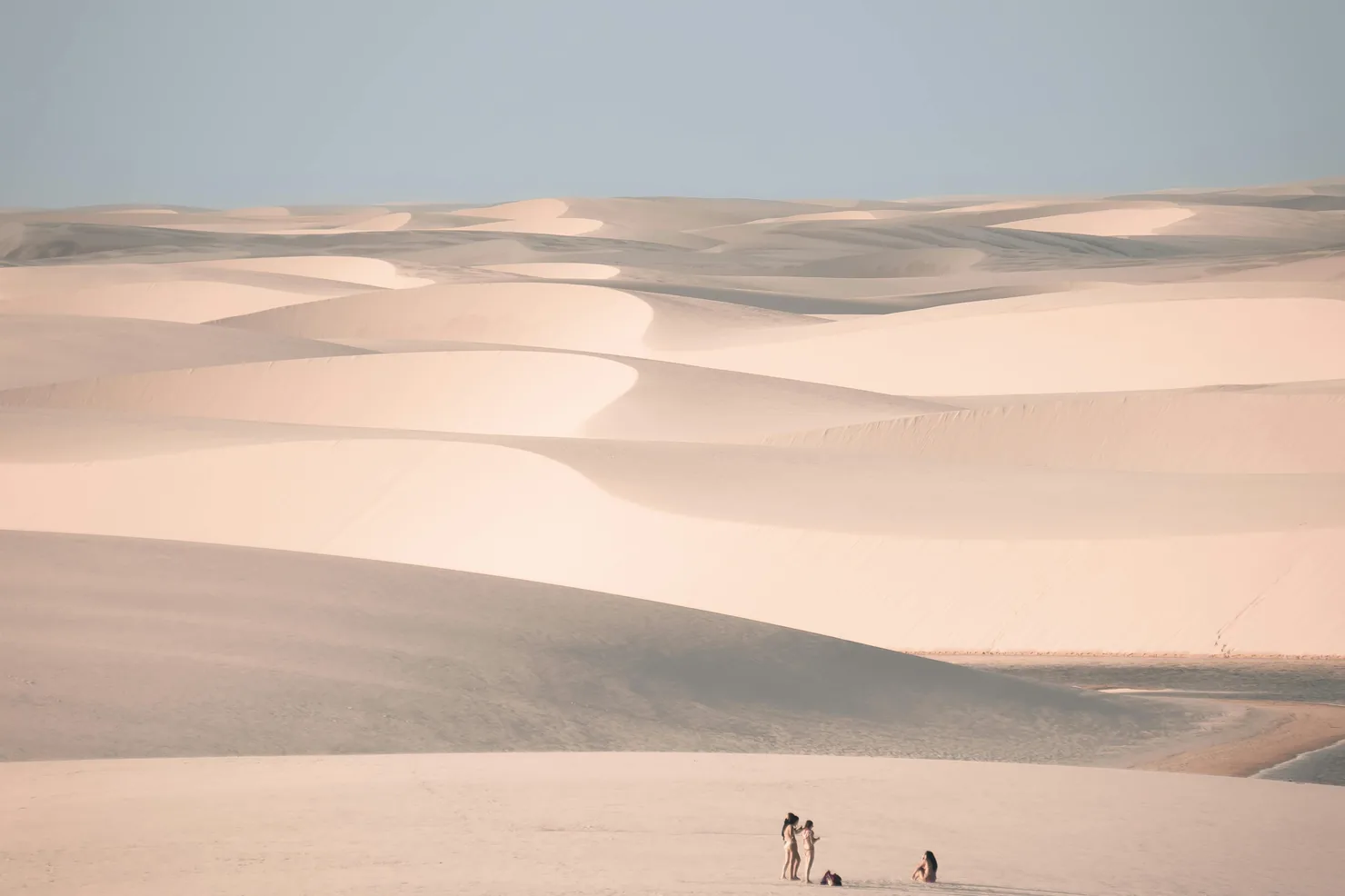 Mar de dunas dos Lençóis Maranhenses com poucas lagoas, fora da alta temporada