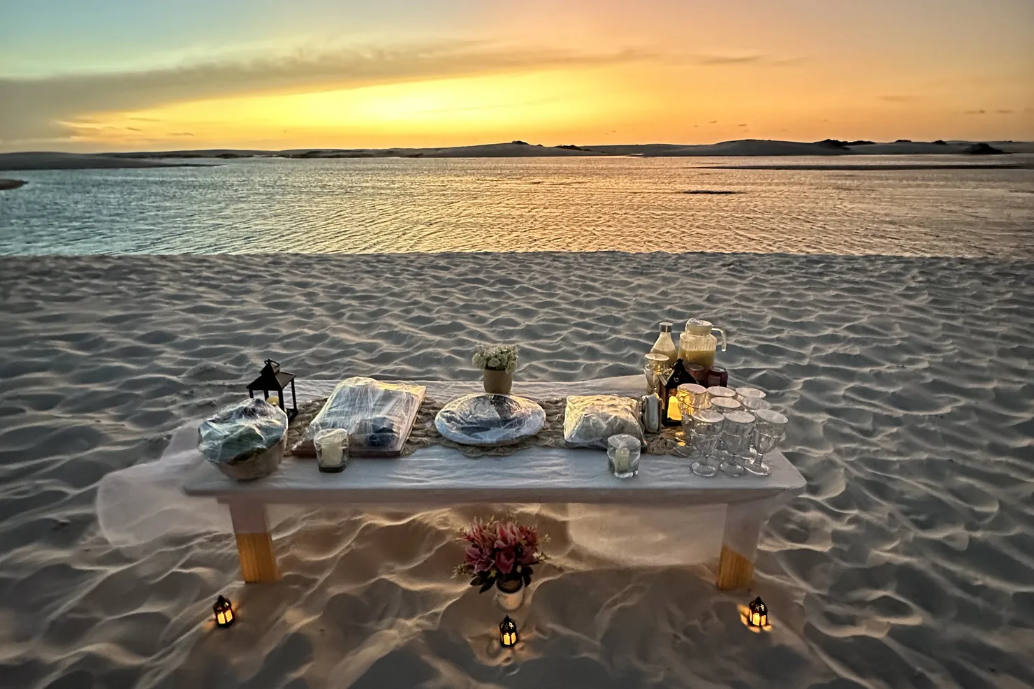 Mesa posta sobre a duna ao pôr do sol durante a travessia dos Lençóis Maranhenses