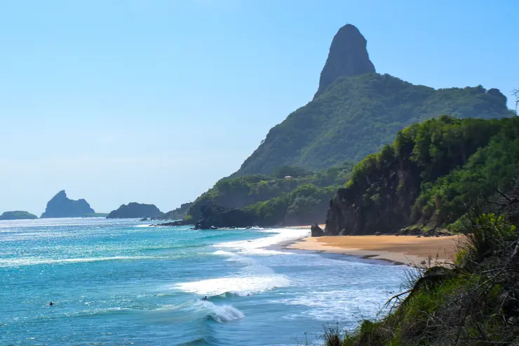 Praia larga com o Morro do Pico ao fundo em Fernando de Noronha