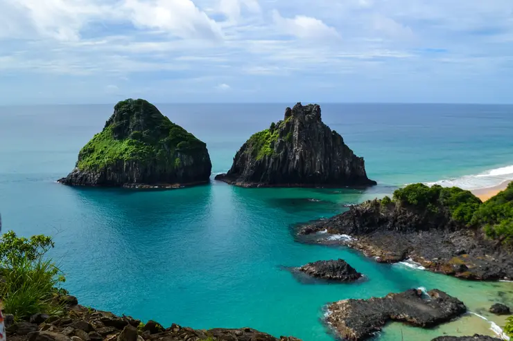 Vista aérea das piscinas naturais e do Morro Dois Irmãos em Fernando de Noronha