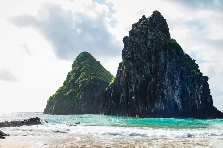 Formação rochosa de Fernando de Noronha vista do mar