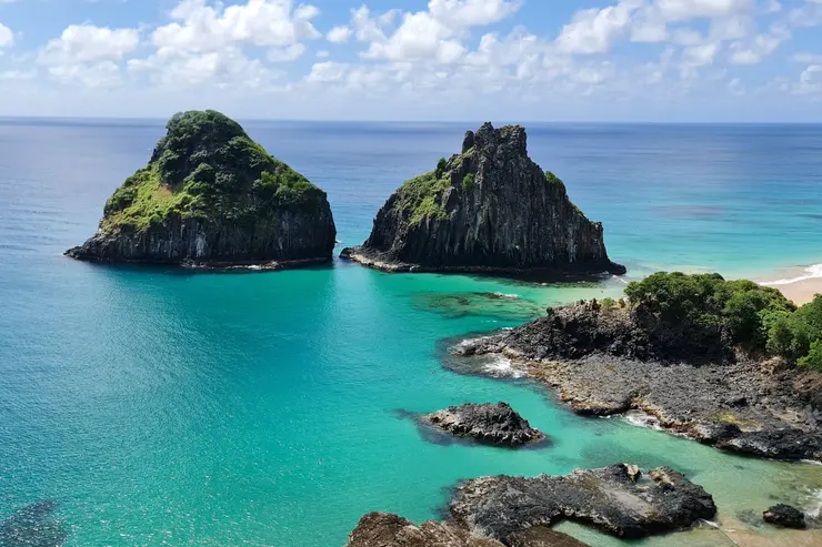 Vista aérea do Morro Dois Irmãos e das águas de Fernando de Noronha