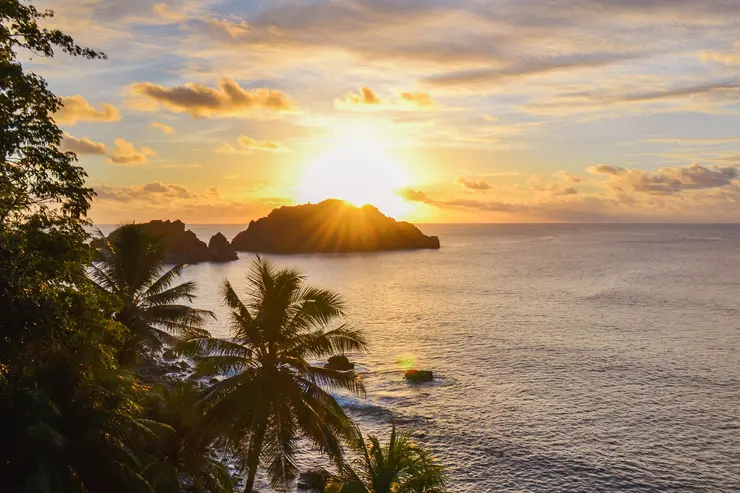Pôr do sol sobre o mar em Fernando de Noronha