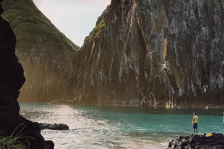 Enseada entre paredes rochosas em Fernando de Noronha