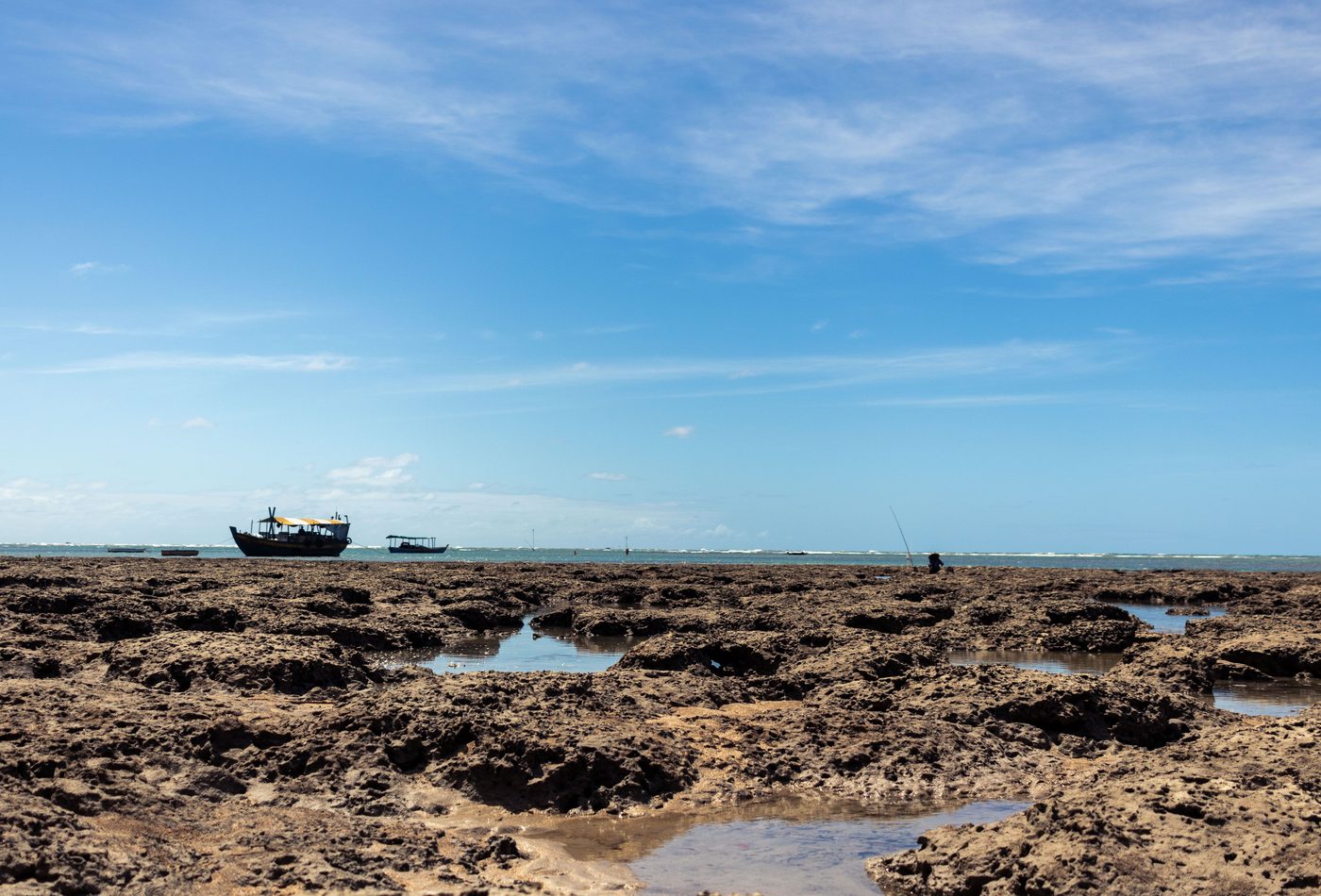 Recife de coral exposto na maré baixa formando piscinas naturais em Morro de São Paulo