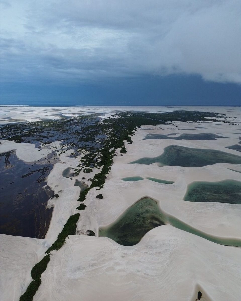 Vista aérea das dunas e lagoas dos Lençóis Maranhenses