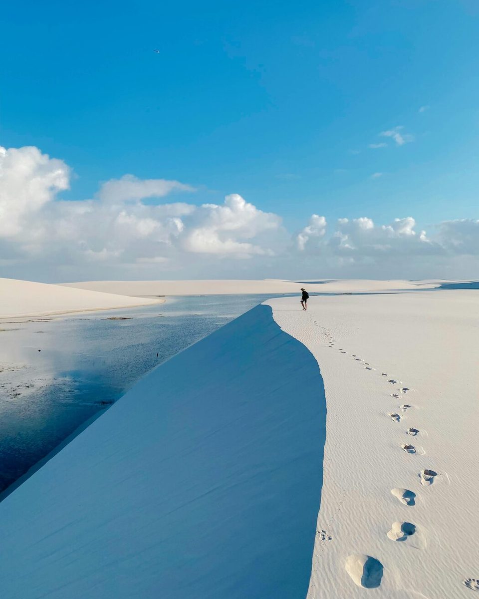 Campo de dunas do lado de Santo Amaro do Maranhão, com lagoas ao fundo