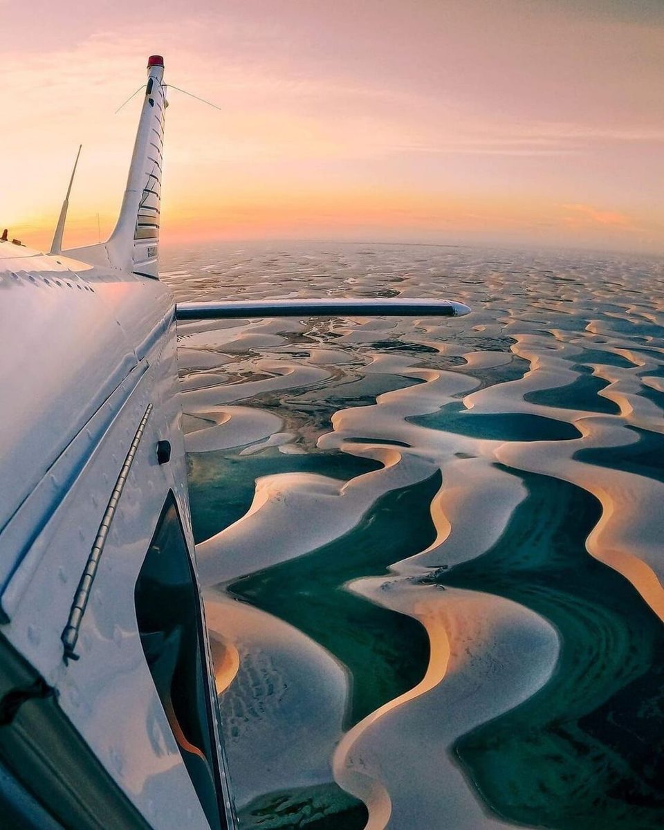 Os Lençóis Maranhenses vistos da janela de um avião, com dunas e lagoas até o horizonte
