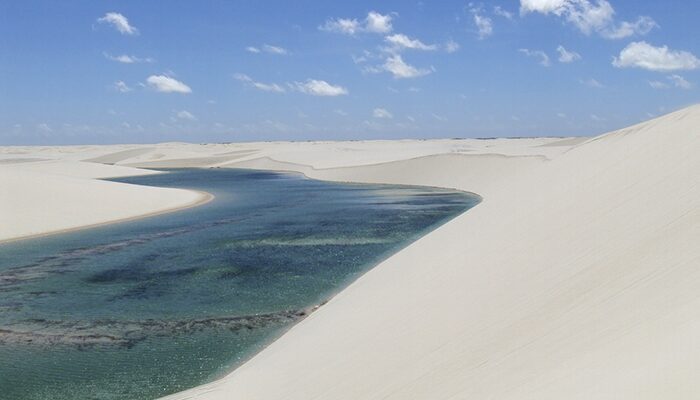 Lagoa de água doce entre dunas na região de Barreirinhas