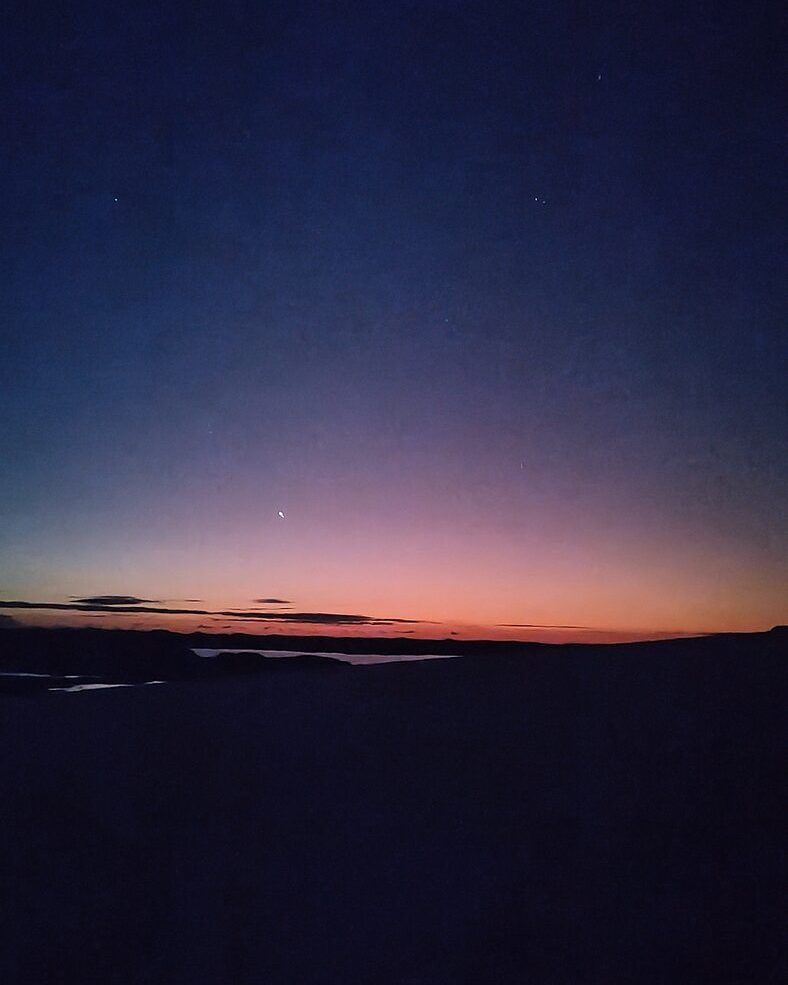 Céu noturno estrelado sobre as dunas, sem poluição luminosa