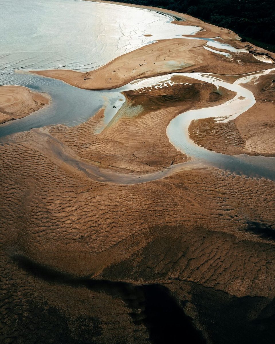 Vista aérea do Delta do Parnaíba, com braços de rio serpenteando entre dunas e mangue