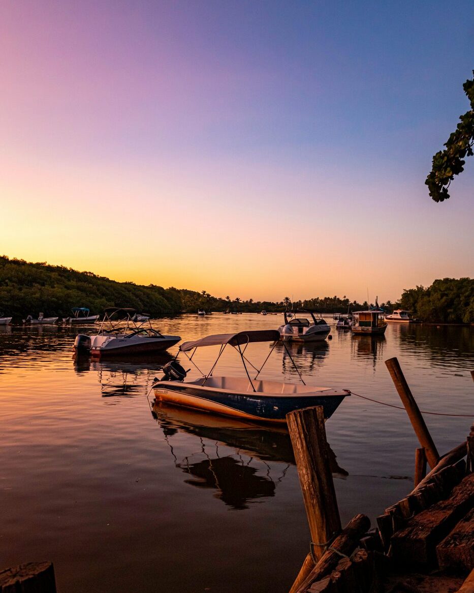 Barcos ancorados no rio Parnaíba ao pôr do sol