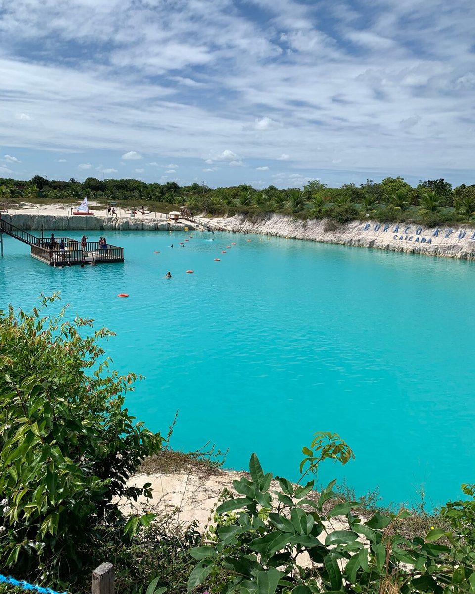 Lagoa de água doce turquesa com deck e estrutura de bar na margem