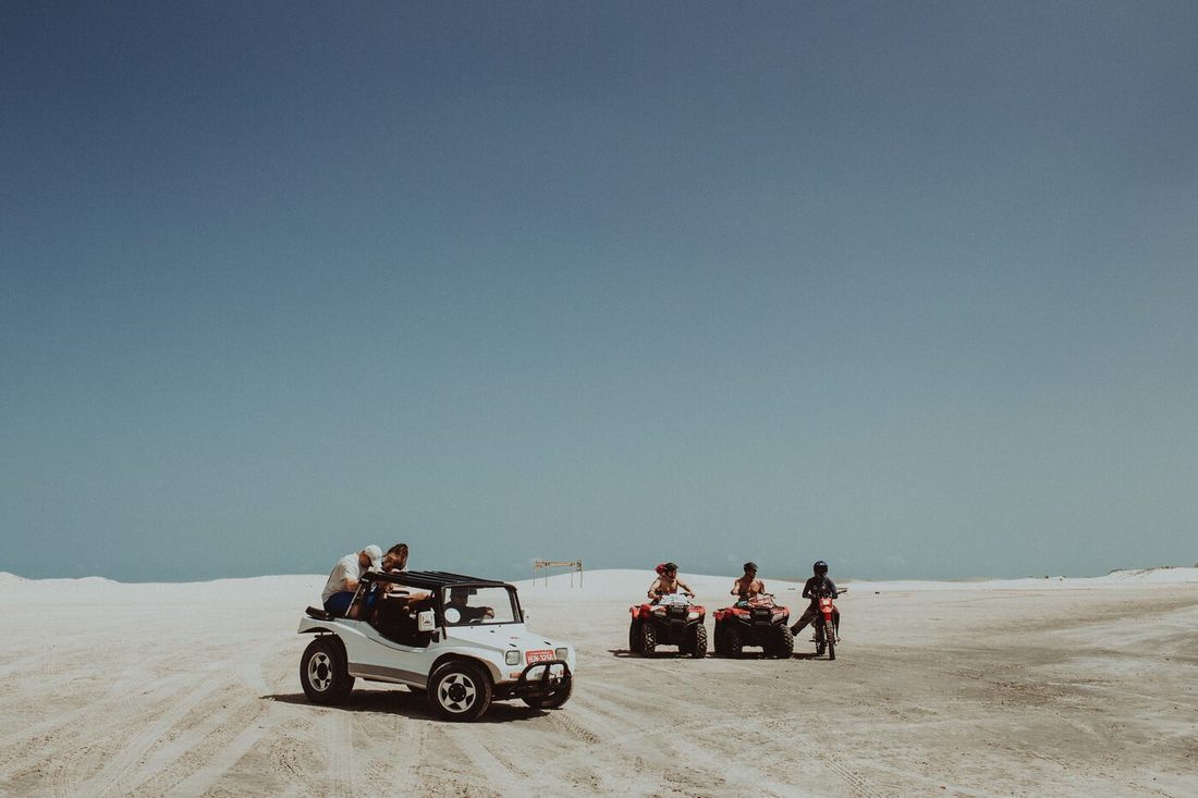 Buggies sobre as dunas brancas do litoral cearense