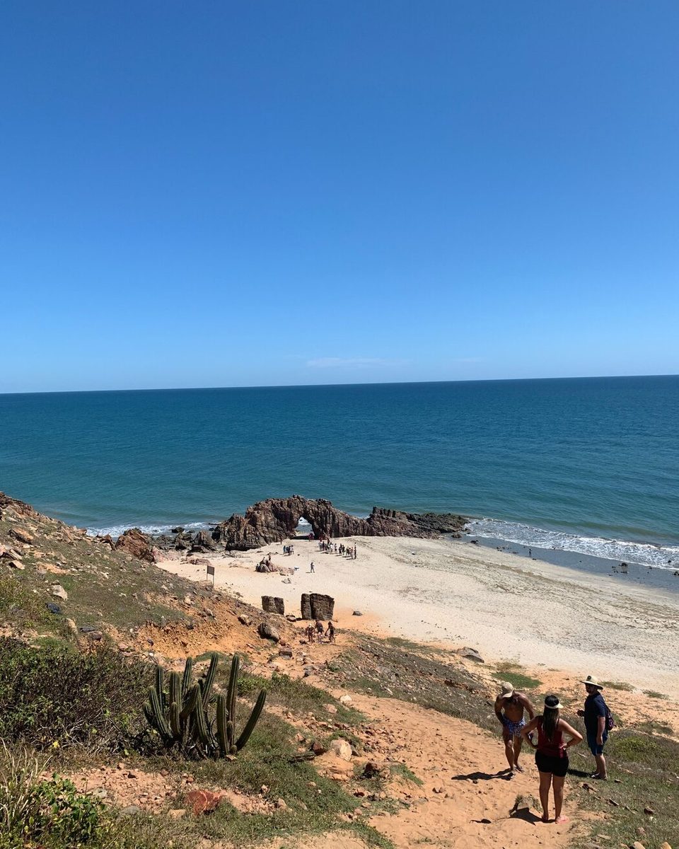 Costão de rochas interrompendo a faixa de areia numa praia do litoral cearense