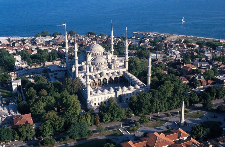 Vista aerea de Sultanahmet, em Istambul, com a Mesquita Azul e o Hipodromo