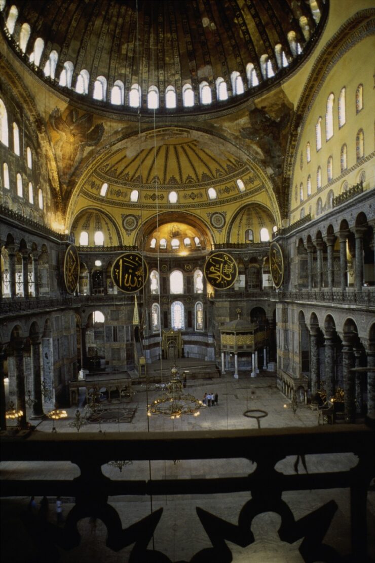 Interior da Santa Sofia em Istambul, com a cupula e os medalhoes caligraficos otomanos