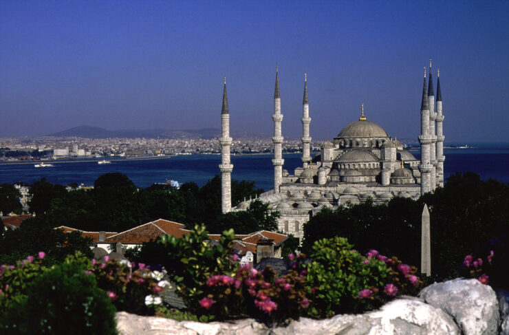 Mesquita Azul de Istambul vista dos jardins, com seus seis minaretes