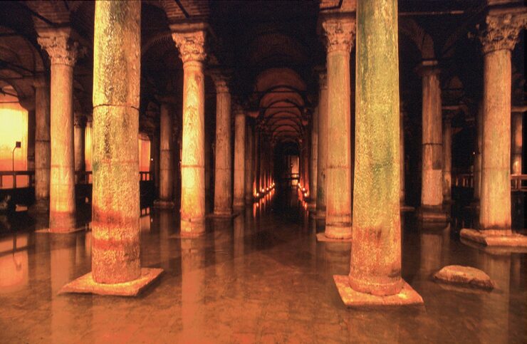 Colunas de marmore da Cisterna da Basilica, reservatorio subterraneo de Istambul