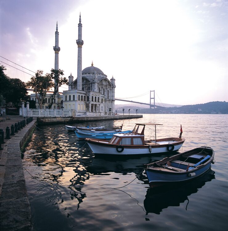 Mesquita de Ortakoy e a Ponte do Bosforo, ligando Europa e Asia em Istambul